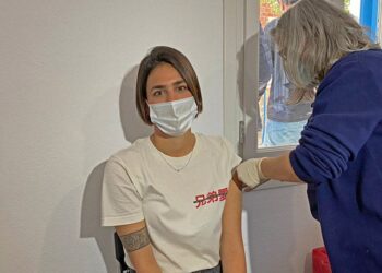 Προσεχώς «τσίμπημα» σε 12χρονους – Ανοίγει ο δρόμος για εμβολιασμούς μαθητών