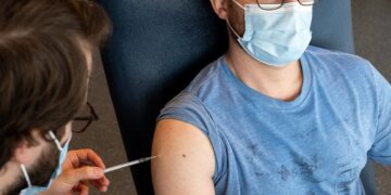 Ξεκινούν οι εμβολιασμοί στα μεγάλα νησιά – Αύριο οι ανακοινώσεις για sms, απαγόρευση κυκλοφορίας