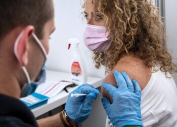 Εμβολιασμοί σε 1.800 κέντρα: Ποιοι παίρνουν σειρά – Ραντεβού για περισσότερους πολίτες