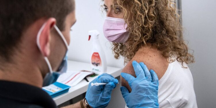 Εμβολιασμοί σε 1.800 κέντρα: Ποιοι παίρνουν σειρά – Ραντεβού για περισσότερους πολίτες