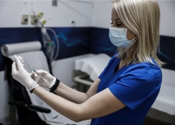 «Χτίζεται» το τείχος ανοσίας: Μέχρι τέλος Μαΐου 20% των πολιτών θα έχει πλήρη θωράκιση κατά του κορωνοϊού