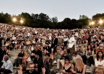 Lockdown: Ανοίγουν σήμερα τα θέατρα σε ανοιχτούς χώρους – Αποφάσεις για γυμναστήρια και δεξιώσεις