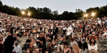 Lockdown: Ανοίγουν σήμερα τα θέατρα σε ανοιχτούς χώρους – Αποφάσεις για γυμναστήρια και δεξιώσεις