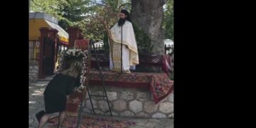 Το τραγούδι του Αη Γιώργη από τον πάτερ Δημήτριο στην Εράτυρα Βοΐου-VIDEO