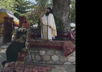 Το τραγούδι του Αη Γιώργη από τον πάτερ Δημήτριο στην Εράτυρα Βοΐου-VIDEO