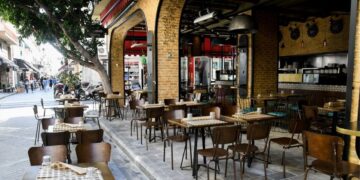 Επιστρέφει η μουσική σε εστιατόρια και καφετέριες, πότε τελειώνει η απαγόρευση κυκλοφορίας