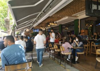 Lockdown: Βγαίνει από το «mute» η μουσική σε καφέ, μπαρ, εστιατόρια; Πότε ανοίγουν οι εσωτερικοί χώροι