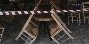 Πιο διευρυμένο ωράριο σε καφέ, μπαρ και εστιατόρια από τις 15 Μαΐου προανήγγειλε ο Γεωργιάδης