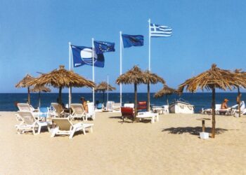 Γαλάζια σημαία: 545 ελληνικές παραλίες βραβεύτηκαν – Δείτε ποιες