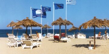 Γαλάζια σημαία: 545 ελληνικές παραλίες βραβεύτηκαν – Δείτε ποιες