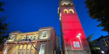 Φωταγωγήθηκε με κόκκινο χρώμα το Δημαρχείο Κοζάνης για την επέτειο από τη Γενοκτονία των Ποντίων