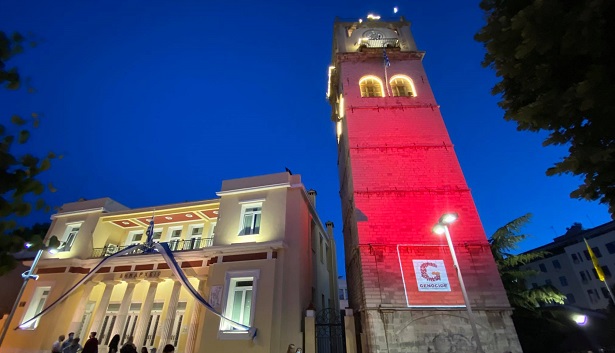 Φωταγωγήθηκε με κόκκινο χρώμα το Δημαρχείο Κοζάνης για την επέτειο από τη Γενοκτονία των Ποντίων