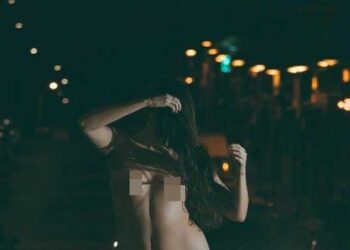 Γιατί έγινε η γυμνή φωτογράφιση στο κέντρο της Θεσσαλονίκης – Τι λέει ο φωτογράφος