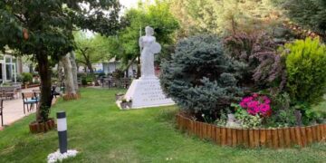 Απολαύστε τον καφέ, το ποτό, την pizza και το φαγητό σας στον κήπο του HOTEL Pantelidis