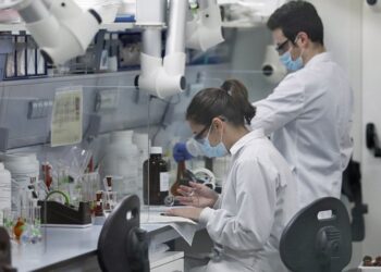 Εμβόλια AstraZeneca – Johnson & Johnson: Γερμανικό εργαστήριο υποστηρίζει ότι έλυσε το μυστήριο με τις θρομβώσεις