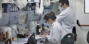 Εμβόλια AstraZeneca – Johnson & Johnson: Γερμανικό εργαστήριο υποστηρίζει ότι έλυσε το μυστήριο με τις θρομβώσεις