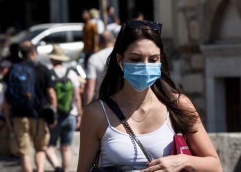 Πότε θα σταματήσουμε να φοράμε μάσκες – Οι οδηγίες του CDC ανά περίπτωση