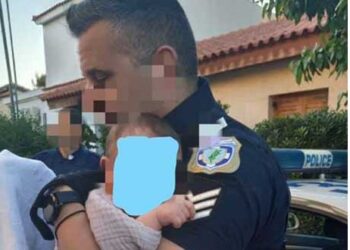 Γλυκά Νερά: Συγκλονίζει η φωτογραφία με το μωρό της 20χρονης στην αγκαλιά αστυνομικού