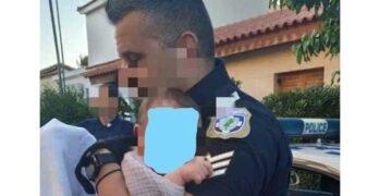 Γλυκά Νερά: Συγκλονίζει η φωτογραφία με το μωρό της 20χρονης στην αγκαλιά αστυνομικού