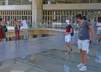 Lockdown: Πότε προτείνεται να ανοίξουν μουσεία, θέατρα, θερινά σινεμά και συναυλίες – Οι πιθανές ημερομηνίες