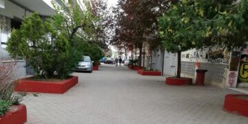 Βάφτηκαν τα παρτέρια του δήμου στον πεζόδρομο της Πτολεμαΐδας, με πρωτοβουλία πολιτών