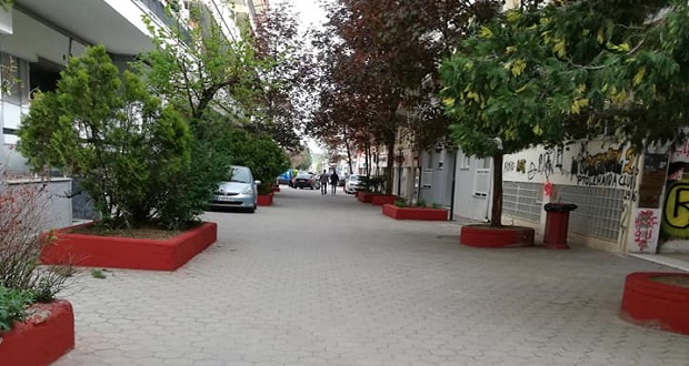 Βάφτηκαν τα παρτέρια του δήμου στον πεζόδρομο της Πτολεμαΐδας, με πρωτοβουλία πολιτών