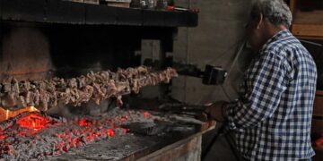 Lockdown: Οι «κανόνες» για το πασχαλινό τραπέζι – Όλα όσα ισχύουν σήμερα