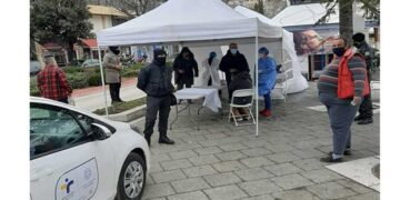 Έλεγχοι ταχείας ανίχνευσης κορωνοϊού (rapid tests) στην κεντρική πλατεία Πτολεμαΐδας την Κυριακή