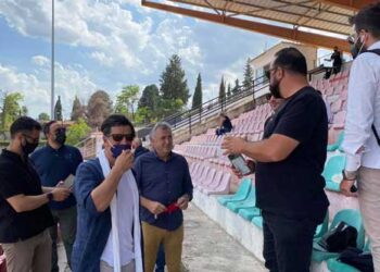 Ο Σάκης Ρουβάς στο γήπεδο της Κοζάνης