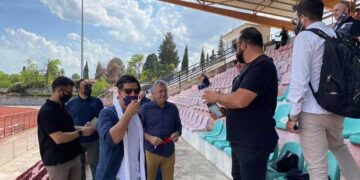 Ο Σάκης Ρουβάς στο γήπεδο της Κοζάνης