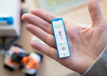 Διανομή self test από τα φαρμακεία: Δευτέρα-Τετάρτη μόνο σε εκπαιδευτικούς και μαθητές