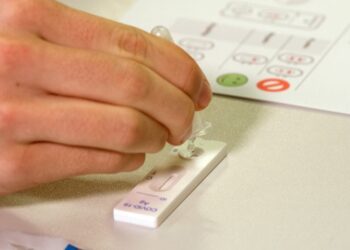 Οδηγός για το self-test που κάνουν από σήμερα όλοι οι εργαζόμενοι: Πώς να υποβάλετε το αποτέλεσμα στην «Εργάνη» και στο self-testing.gov