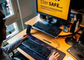 Μειώνεται η τηλεργασία σε δημόσιο και ιδιωτικό τομέα