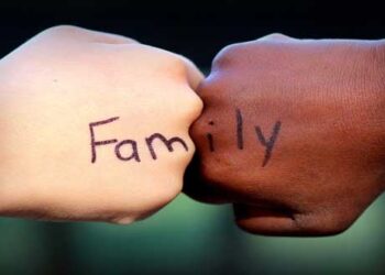 Νέα δεδομένα για την αναδοχή: Καθιερώνεται μηνιαίο επίδομα έως 1.200 ευρώ, αλλάζουν τα ηλικιακά όρια για τους υποψηφίους