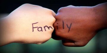 Νέα δεδομένα για την αναδοχή: Καθιερώνεται μηνιαίο επίδομα έως 1.200 ευρώ, αλλάζουν τα ηλικιακά όρια για τους υποψηφίους