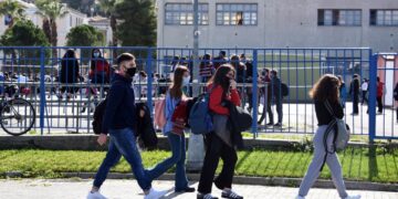 Κορονοϊός: «Λουκέτο» σε 400 σχολεία και τμήματα λόγω κορονοϊού σε όλη τη χώρα – Αναλυτική λίστα