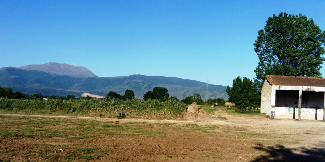 Εργασίες αποκατάστασης στο χώρο του πρώην στρατοπέδου, στο 3ο χλμ Πτολεμαΐδας-Ασβεστόπετρας, από τα συνεργεία του Δήμου Εορδαίας