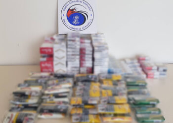 Σύλληψη δύο ατόμων στην Πτολεμαΐδα   για κατοχή 391 πακέτων αφορολόγητων τσιγάρων και 3 κιλών και 750 γραμμαρίων αδασμολόγητου καπνού
