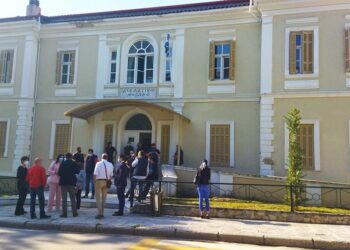Ξεκινάει η δίκη του δράστη με το τσεκούρι στην Εφορία Κοζάνης- Ο «Π» στα δικαστήρια της Φλώρινας- Δείτε την είσοδο του κατηγορουμένου