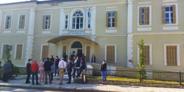 Ξεκινάει η δίκη του δράστη με το τσεκούρι στην Εφορία Κοζάνης- Ο «Π» στα δικαστήρια της Φλώρινας- Δείτε την είσοδο του κατηγορουμένου