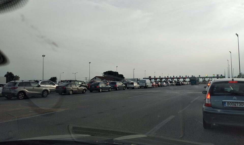 Ώρα 20:10: Τεράστιες ουρές στα διόδια Μαλγάρων