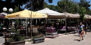 Χαλάρωση μέτρων με «όπλο» τους εμβολιασμούς: Τι αλλάζει από το Σάββατο και από 1η Ιουλίου