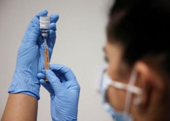 Εμβόλιο: Νέες συμβουλές του ΕΜΑ για τα περιστατικά θρόμβωσης – Πότε να μην χορηγείται το σκεύασμα της AstraZeneca