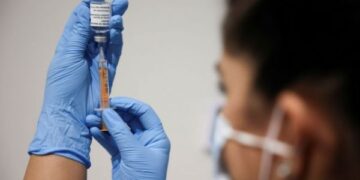 Εμβόλιο: Νέες συμβουλές του ΕΜΑ για τα περιστατικά θρόμβωσης – Πότε να μην χορηγείται το σκεύασμα της AstraZeneca