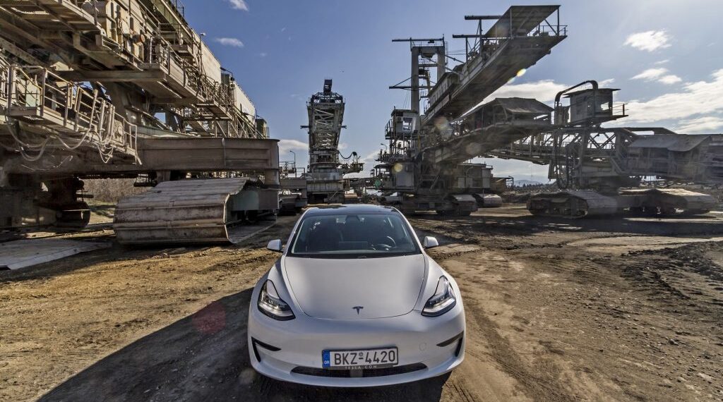 Με το Tesla Model 3 Long Range στην Πτολεμαΐδα – Δείτε το αφιέρωμα από τους “4ΤΡΟΧΟΥΣ”, τη βόλτα στα λιγνιτωρυχεία και την περιοχή (VIDEO-ΦΩΤΟ)