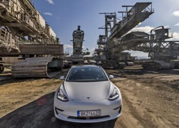 Με το Tesla Model 3 Long Range στην Πτολεμαΐδα – Δείτε το αφιέρωμα από τους “4ΤΡΟΧΟΥΣ”, τη βόλτα στα λιγνιτωρυχεία και την περιοχή (VIDEO-ΦΩΤΟ)