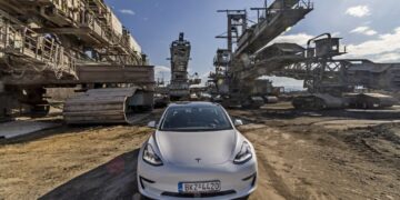 Με το Tesla Model 3 Long Range στην Πτολεμαΐδα – Δείτε το αφιέρωμα από τους “4ΤΡΟΧΟΥΣ”, τη βόλτα στα λιγνιτωρυχεία και την περιοχή (VIDEO-ΦΩΤΟ)