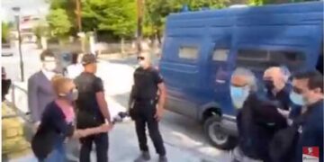 Προκλητικός ο δράστης με το τσεκούρι προς τους υπαλλήλους της ΔΟΥ: “έχετε αναρωτηθεί πόσες ζωές καταστρέψατε- Είδα στα μάτια σου ότι ήθελες να ζήσεις, γι’ αυτό σταμάτησα. Εγώ έψαχνα το διευθυντή”