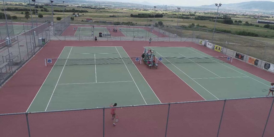Ξεκίνησαν και συνεχίζονται οι Πανευρωπαϊκοί αγώνες τένις για αγόρια και κορίτσια με ηλικίες 11- 12 χρονών στην Πτολεμαΐδα. Θα διαρκέσουν μέχρι την Παρασκευή