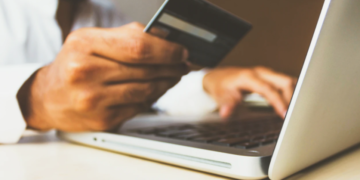 ΑΑΔΕ: Τι αλλάζει από 1η Ιουλίου στον ΦΠΑ εισαγωγών μικροδεμάτων μέσω διαδικτύου